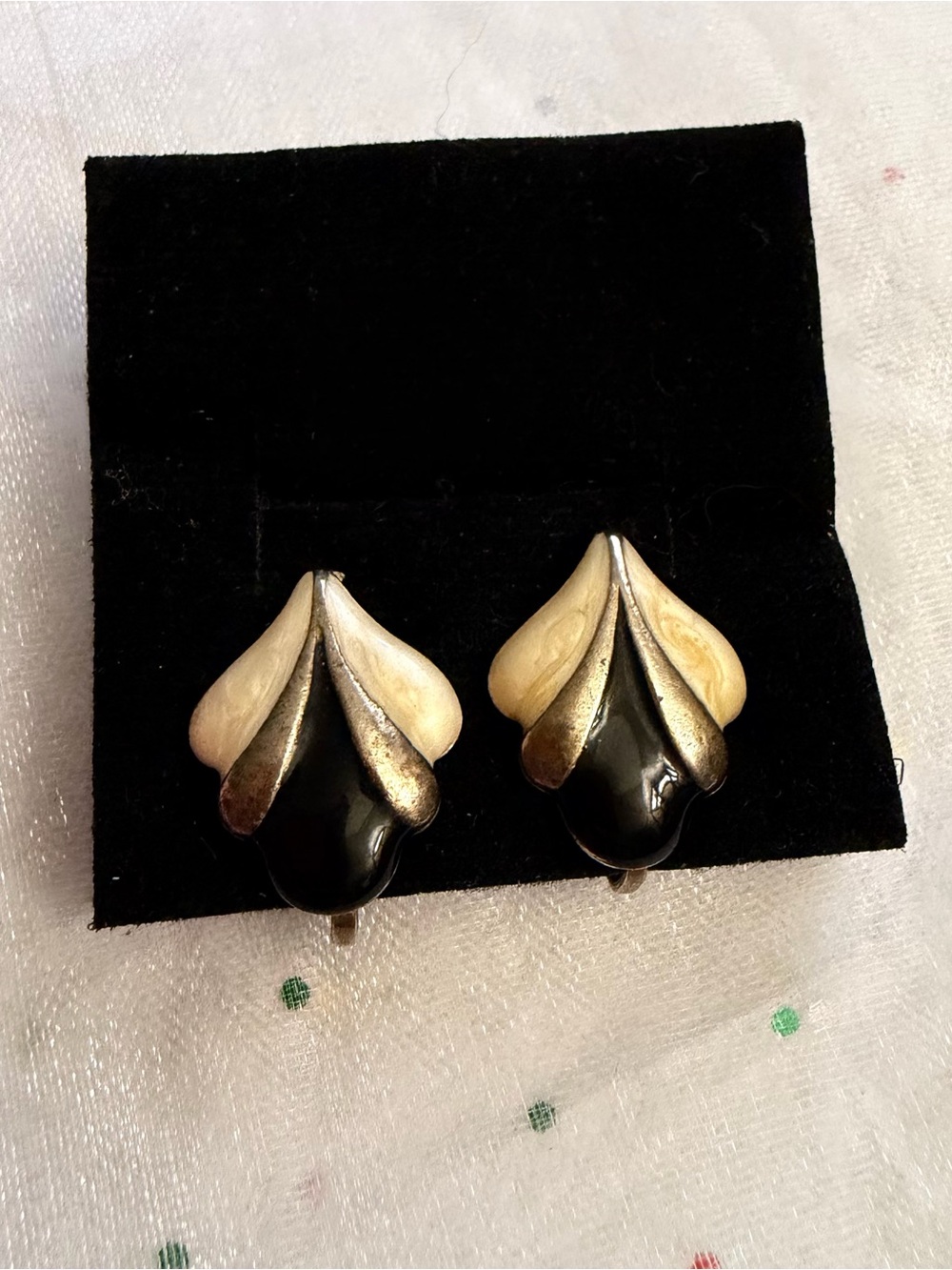Vintage Gold Tone Black Metal Clip-On Earrings Lobe Style Fall fashion